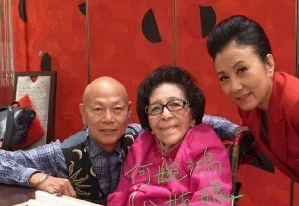 何超琼|何超琼为男友人庆生,亲密搂抱手把手切蛋糕,同框四太闺蜜好客气!