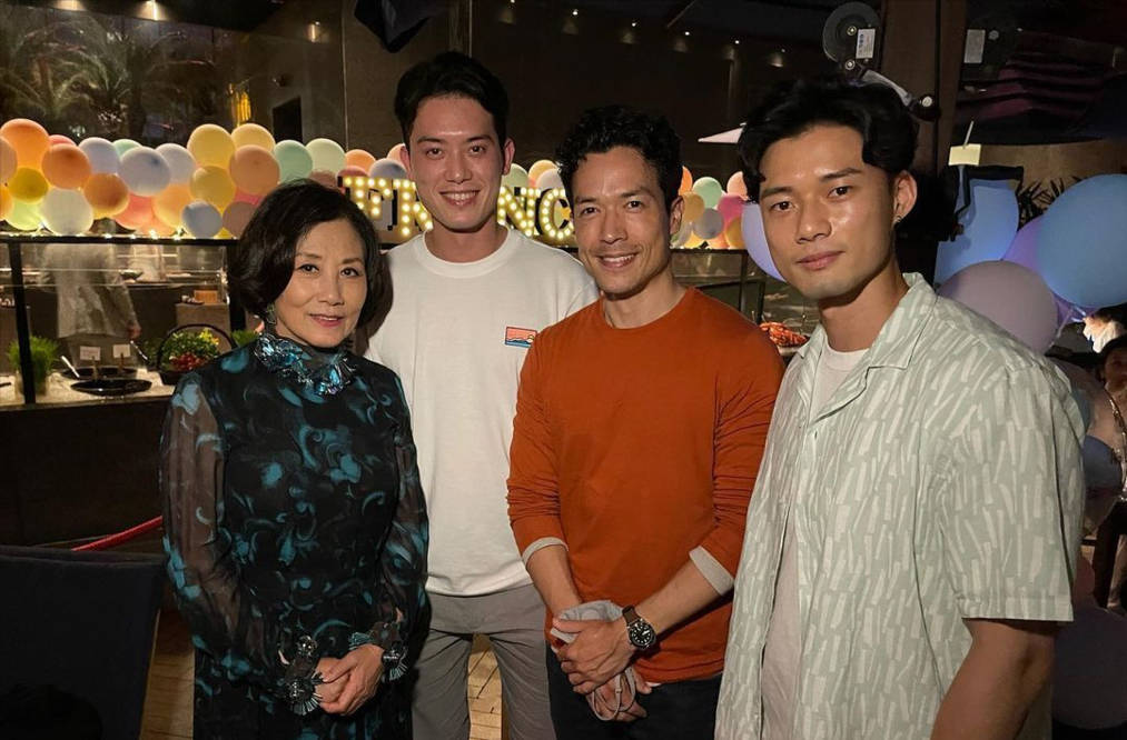 何超琼|何超琼为男友人庆生，亲密搂抱手把手切蛋糕，同框四太闺蜜好客气！