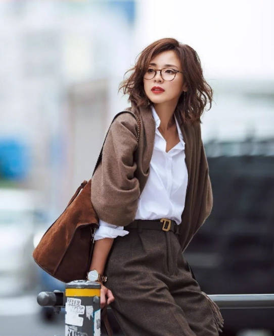 设计|刘亦菲气质真脱俗,同龄人“压不住”的香槟色,她却穿出了高级范