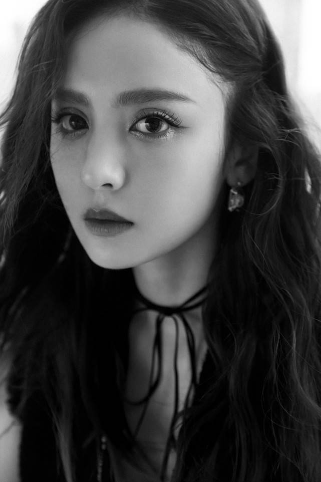 舞台|古力娜扎打扮时髦大秀纤细美腿，气质清新超迷人，甜美可人似初恋