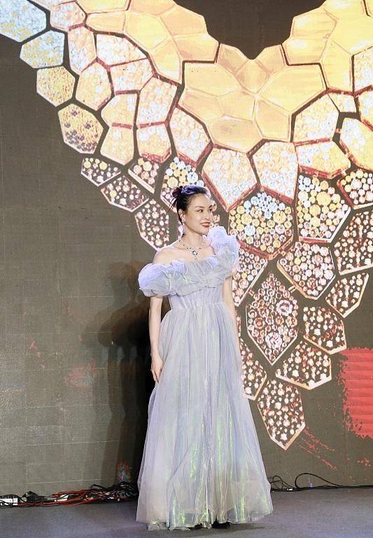 跳水|吴敏霞8月29日公开二胎造型，挺5个月孕肚露水桶腰，面部发福臃肿