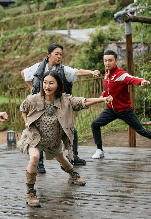 显得|倪萍上节目穿T恤套背心,比惠英红穿短裤更漂亮,优雅又时髦!