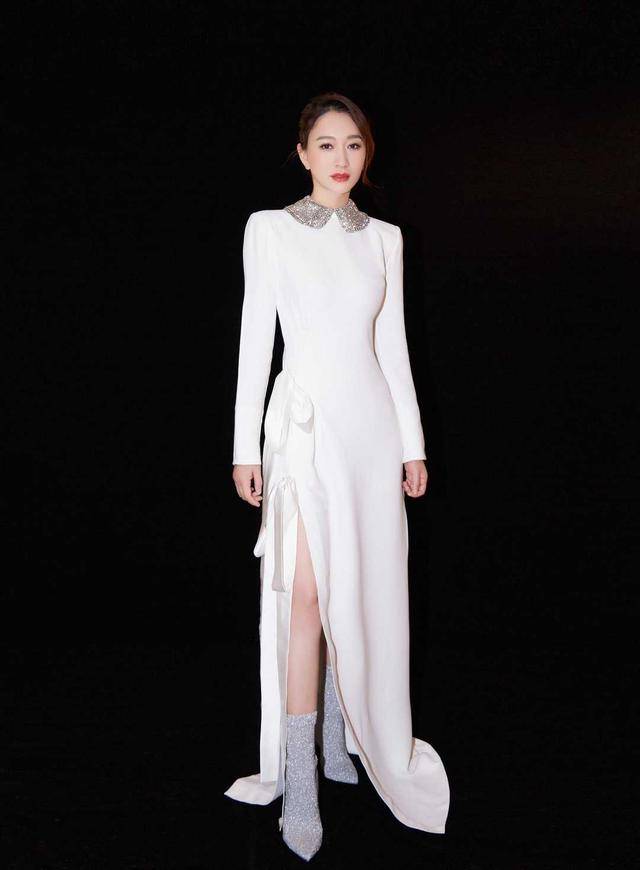女神|李小冉真不愧是“气质女神”,卡其色无袖大衣时髦大气,清爽干练