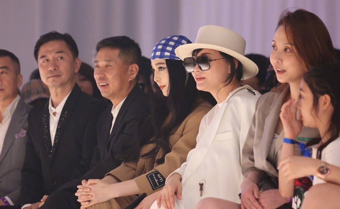 范冰冰|范冰冰一家合体,她被追捧爸妈却被冷落,范爸全程低头范妈好拘谨?