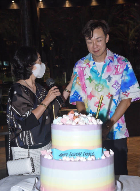 何超琼|何超琼为男友人庆生，亲密搂抱手把手切蛋糕，同框四太闺蜜好客气！