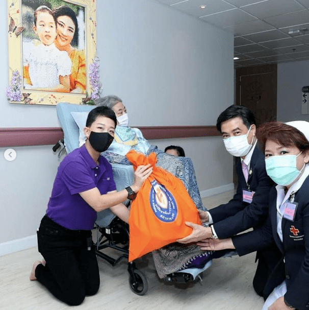 拉隆|泰国嫡长公主太孝顺！双膝跪在颂妃脚边，Polo衫搭黑裤没有女人味