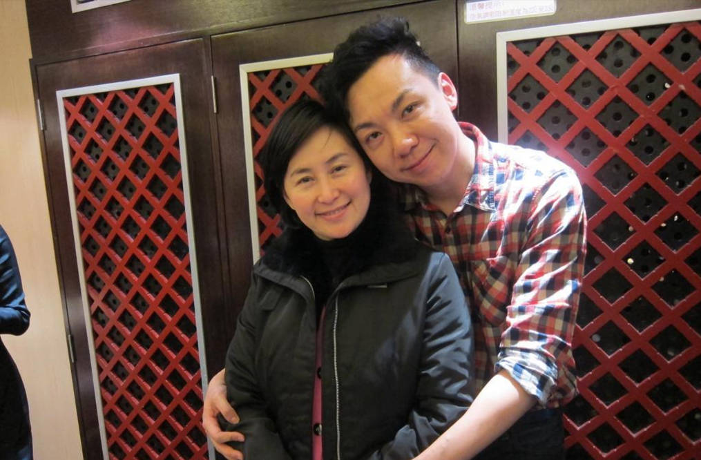 何超琼|何超琼为男友人庆生，亲密搂抱手把手切蛋糕，同框四太闺蜜好客气！