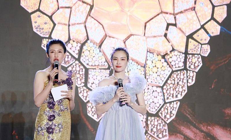 跳水|吴敏霞8月29日公开二胎造型，挺5个月孕肚露水桶腰，面部发福臃肿