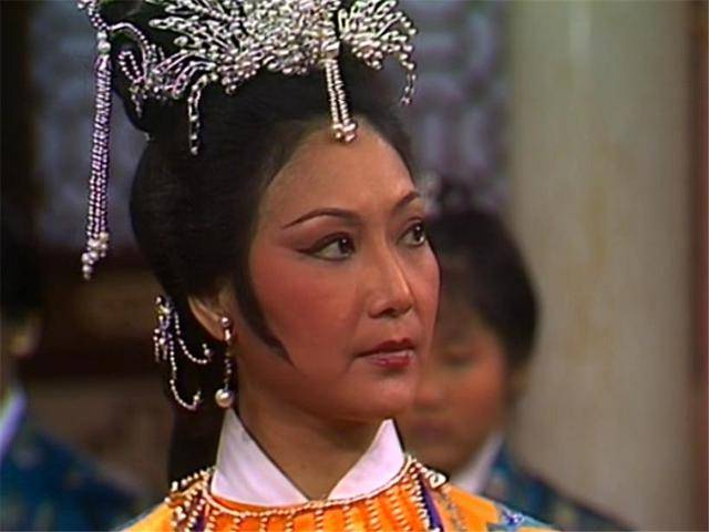 82版《天龙八部》中的刀白凤由梁珊饰演,38年出生的她颇有英气风范.