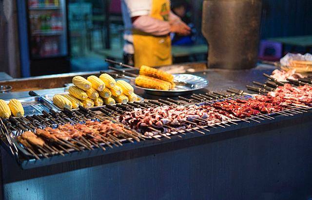 原创压垮羊肉串,赶走小龙虾,曾经无人问津的它,如今是烧烤摊的网红