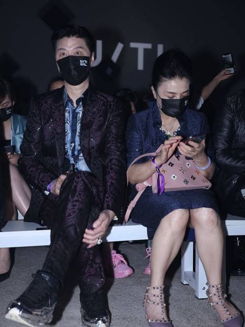 范冰冰|范冰冰一家合体,她被追捧爸妈却被冷落,范爸全程低头范妈好拘谨?