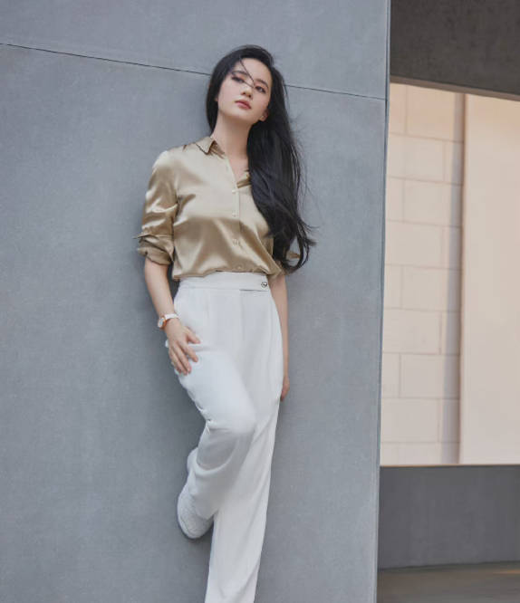 设计|刘亦菲气质真脱俗,同龄人“压不住”的香槟色,她却穿出了高级范