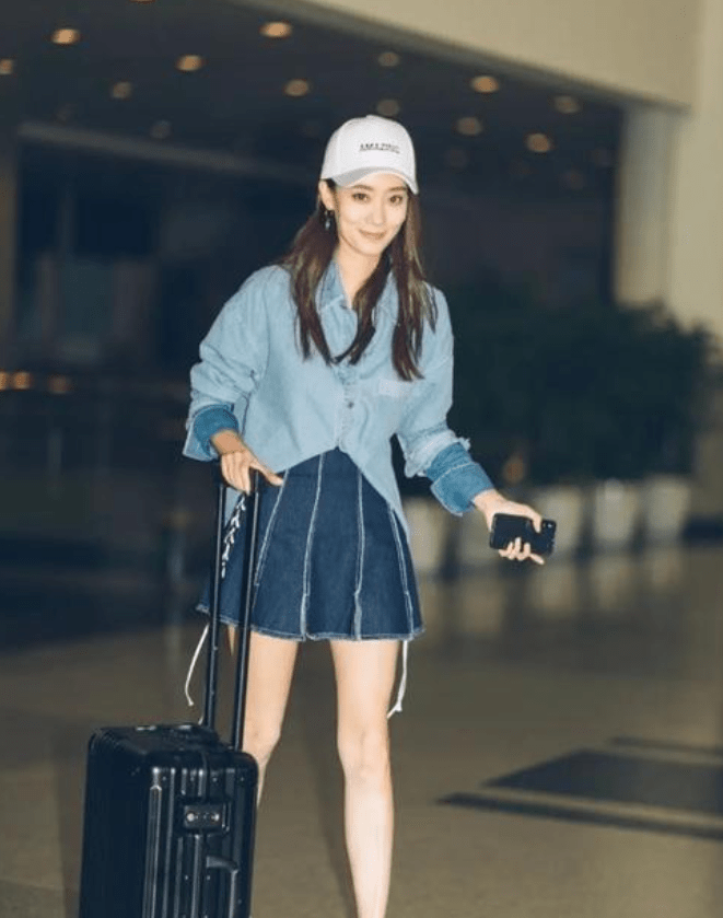 张小斐|被张小斐的早秋穿搭惊艳了，一身“同色系”穿出曲线美，优雅高级