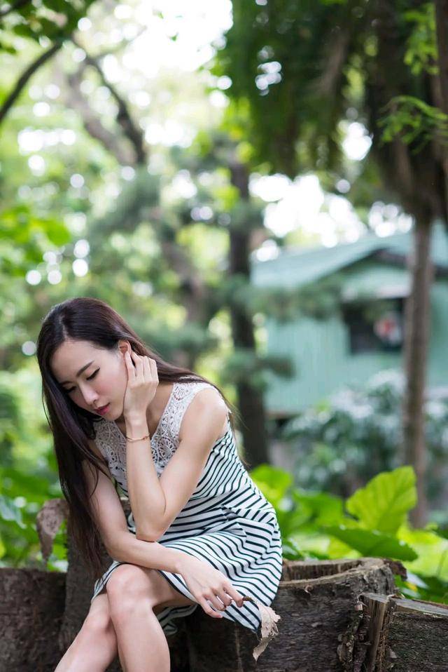 时尚|黑白条纹的连衣裙，趁着最美的年纪做个精致知性的女人