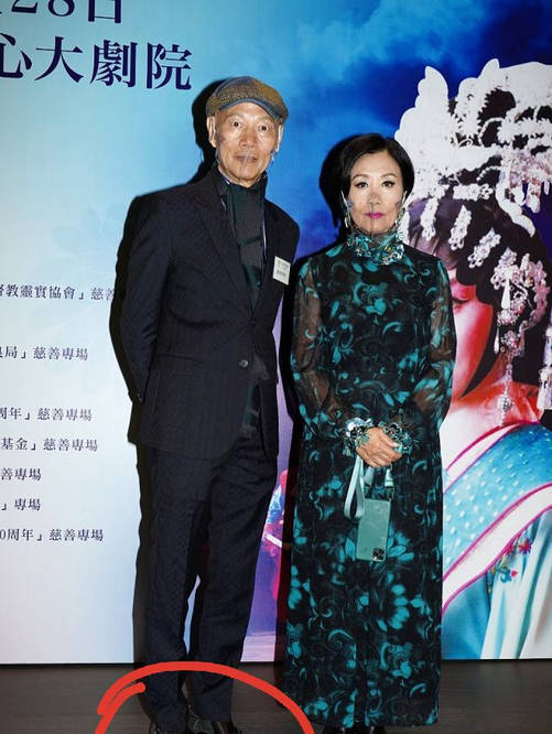 何超琼|何超琼为男友人庆生,亲密搂抱手把手切蛋糕,同框四太闺蜜好客气!