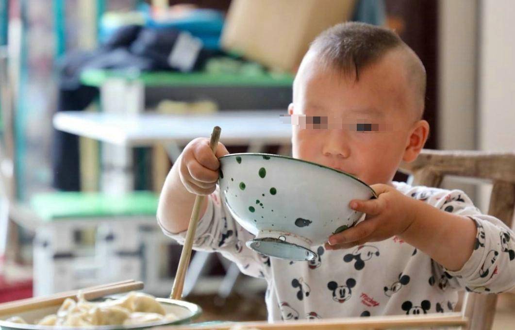 什么|挑食儿子，入幼儿园后变“大胃王”，老师错发“真相照”后被辞退