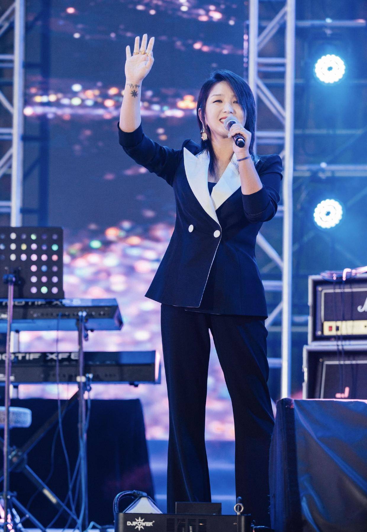 何洁|“何洁”早就该这么穿了,宽松T恤配短裤,虽简约但很高级、减龄!