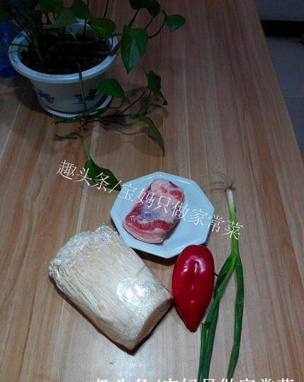 葱花|金针菇搭配五花肉，简单炒一炒，就是一道开胃下饭的美味家常菜