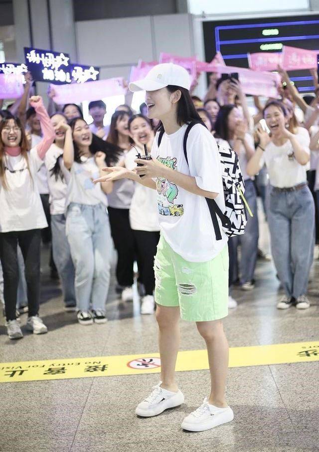 才真实|谢娜接送女儿被拍到，穿碎花裙背部圆润挤出赘肉，但这才真实啊！