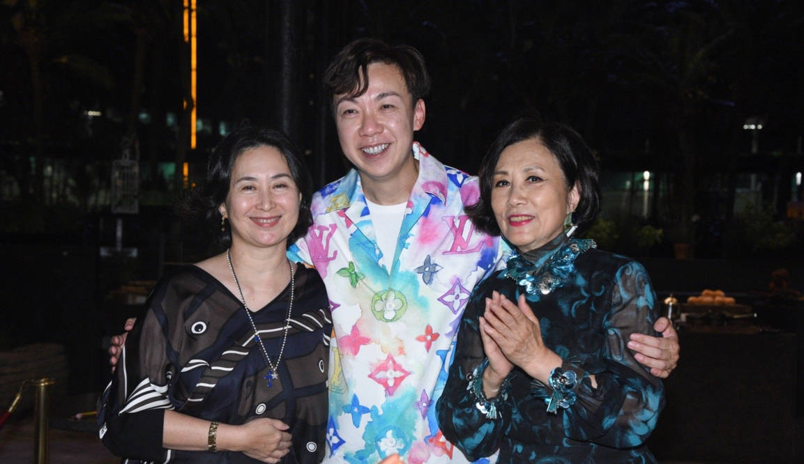 何超琼|何超琼为男友人庆生，亲密搂抱手把手切蛋糕，同框四太闺蜜好客气！