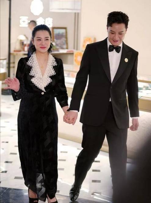 黑色|刘璇携夫出席活动,穿长裙产后发福腰粗脸变圆润,1米8老公真帅?