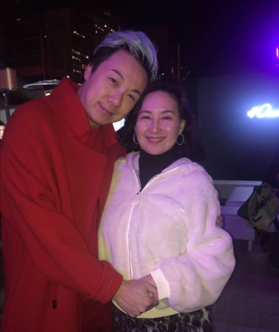 何超琼|何超琼为男友人庆生,亲密搂抱手把手切蛋糕,同框四太闺蜜好客气!