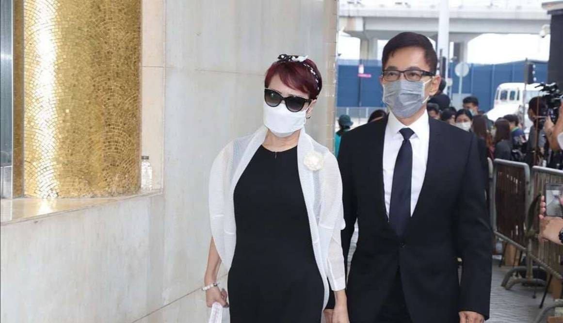 葬礼|狄波拉携手老公露面，穿波点裙踩绿鞋十分娇俏，68岁还爱扮嫩！