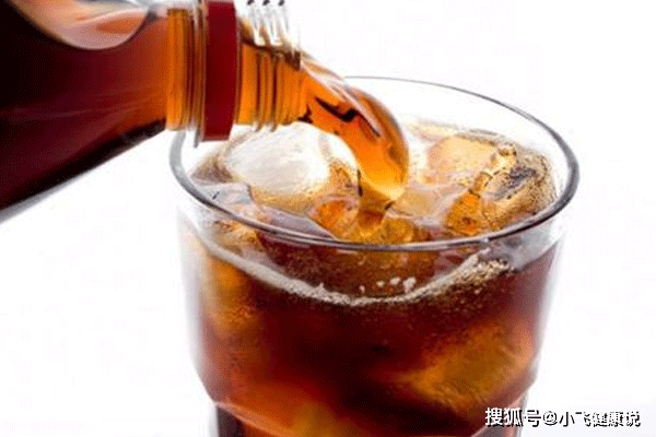 肾脏|患上肾结石，身体会释放哪些信号？多吃3物，将“石头”排出去