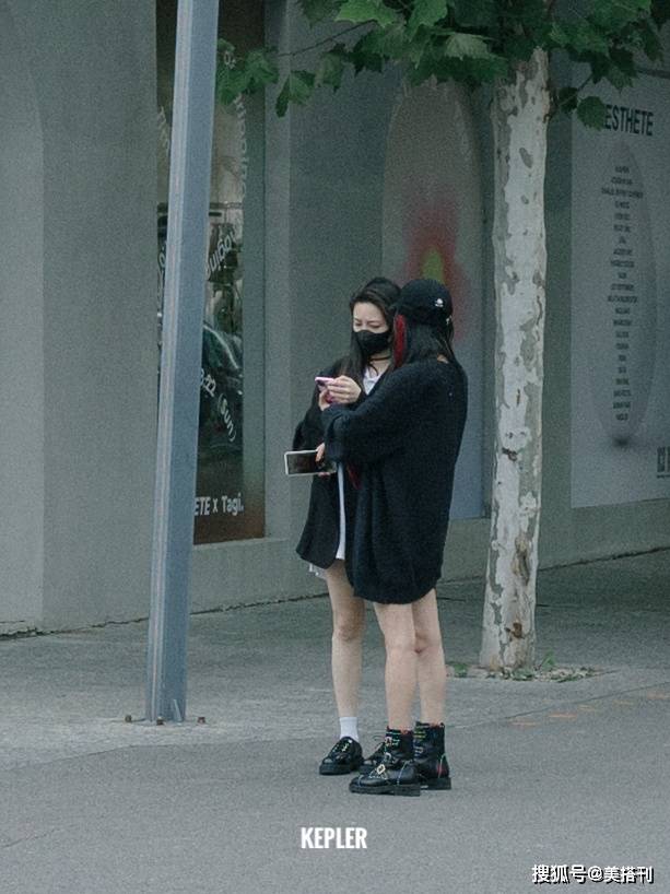 黑色|杨幂又双叒去逛街了！穿黑色oversize针织衫秀美腿，玩起了挑染发