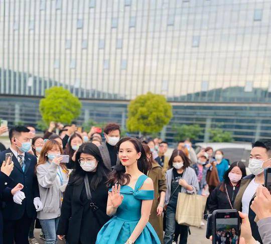 高定|赵丽颖空降郑州太火爆！穿高定礼服美成迪士尼公主，生图比模特惊艳