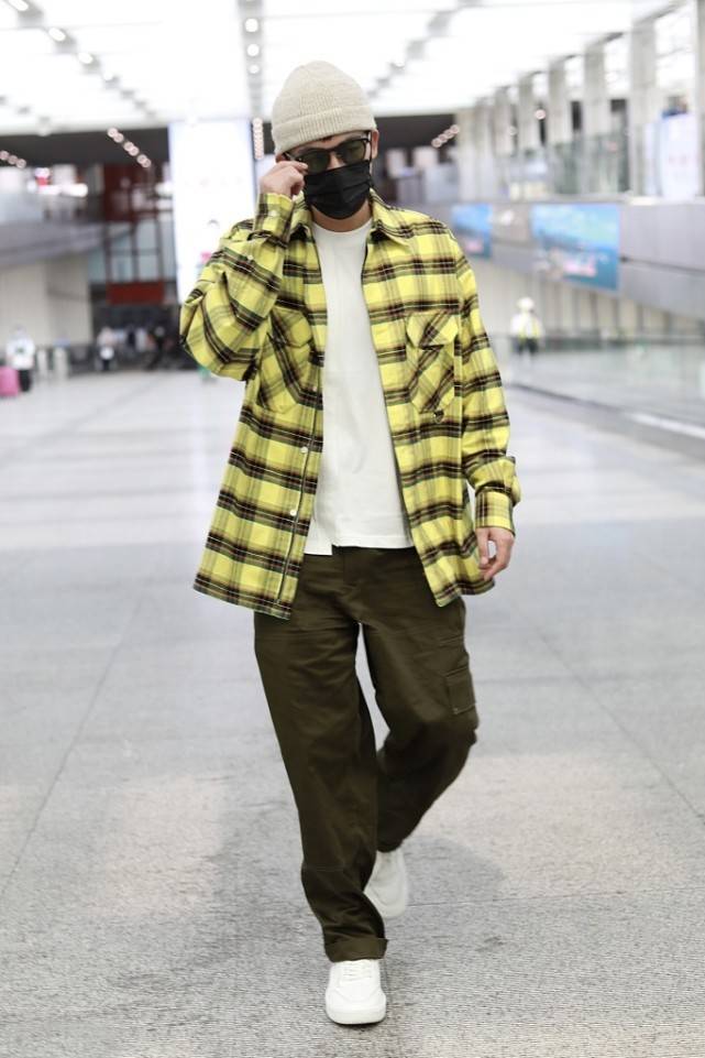 工装裤|欧豪真够潮，格子衬衫+工装裤时髦感十足，配毛线帽有点看不懂？