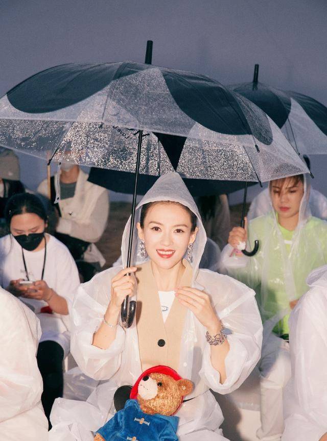毛衣|章子怡太会抢风头!穿背带裙不站C位照样巨星范十足,真不像42岁!