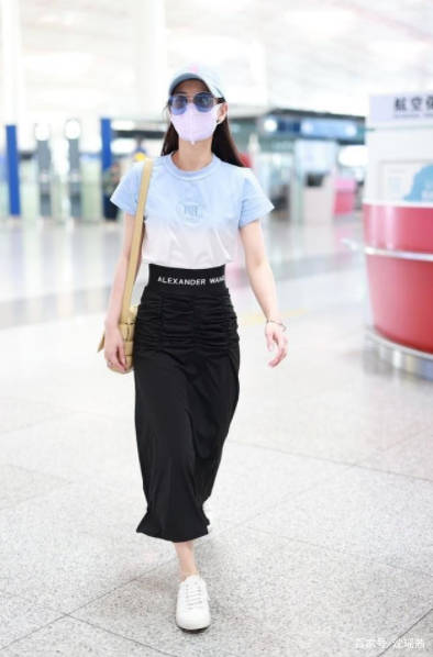 一身|黄圣依穿露脐装现身机场，搭配阔腿长裤，妥妥有一种“女团范”