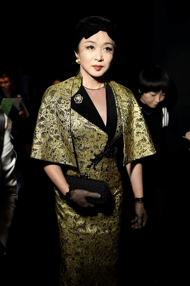 金色|金星越来越有女人味了，一袭金色印花连衣裙端庄优雅，复古摩登