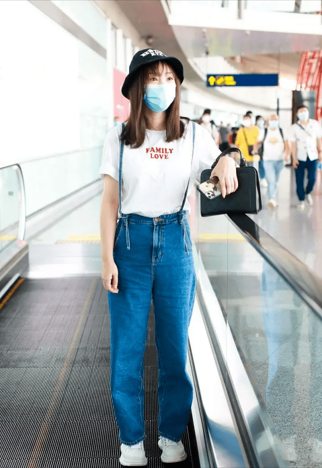 身材|被柳岩的身材征服，穿香槟金裙像贵妇，不露腰不露腿也美得惊艳
