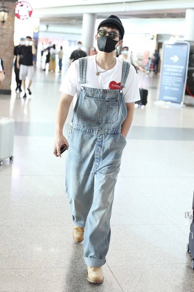 工装裤|欧豪真够潮，格子衬衫+工装裤时髦感十足，配毛线帽有点看不懂？