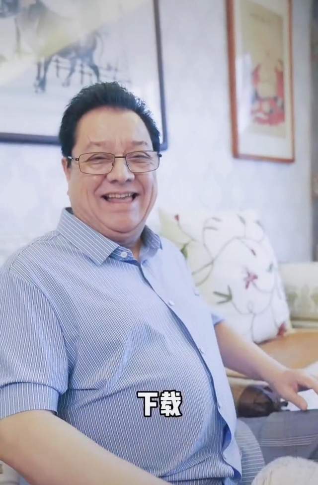 73岁的漫画对话大师李金斗有一张近照 身材圆润 状态很好 住宅暴露的家具太简单