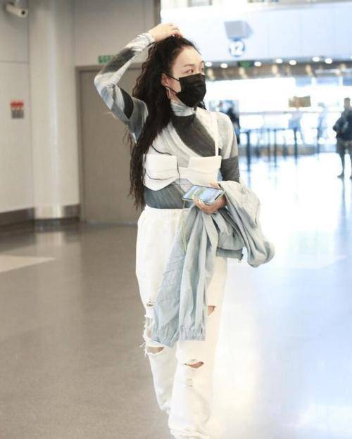 好身材|钟丽缇这回造型太成功，穿皮衣配抹胸内搭，显瘦不说还高级