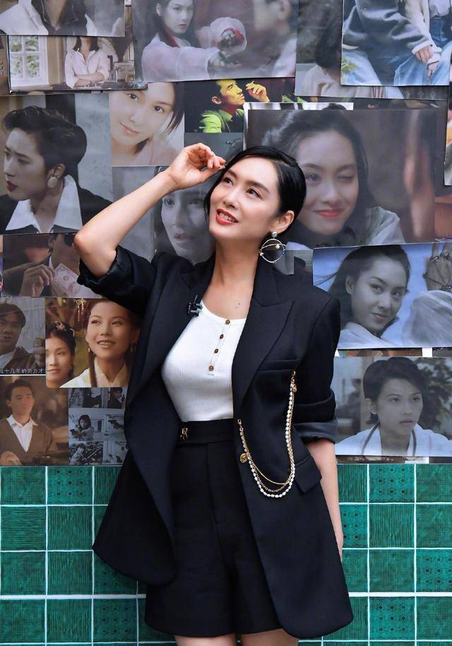 身材|朱茵越老越有味道,穿紧身针织衫秀身材,配挂链西装还挺新潮的