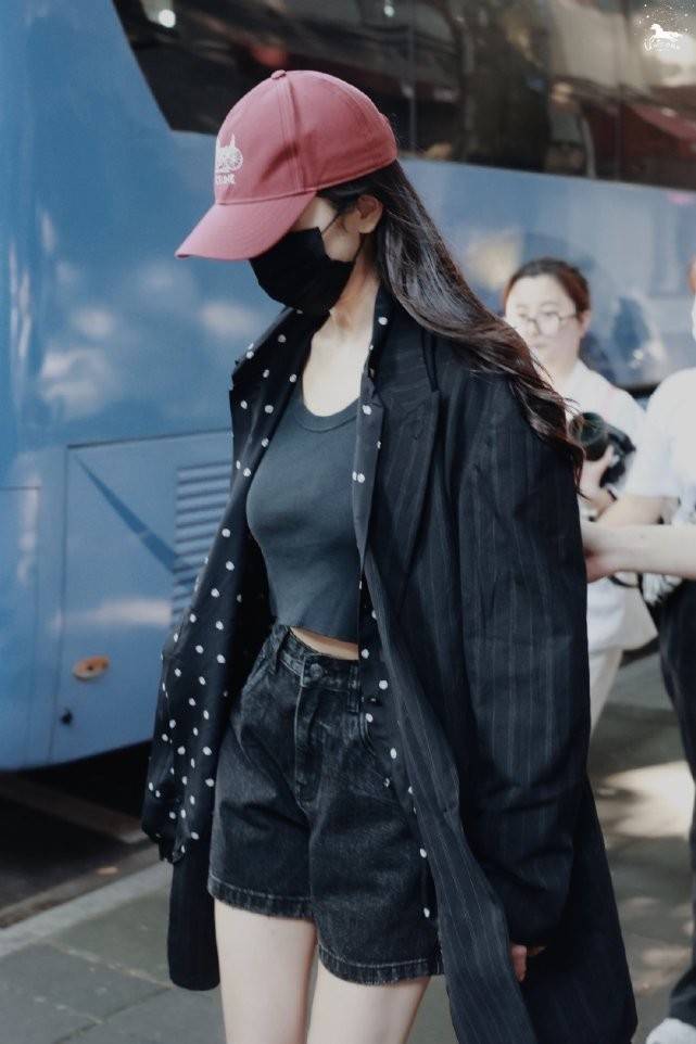 黑色|杨幂背影太有标志性！和闺蜜逛街轻松被认出，穿一身黑潮味十足