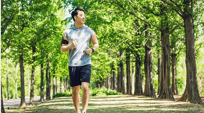 跑步之前一定要做好熱身運動,因為跑步也很容易傷到我們的關節,骨骼和