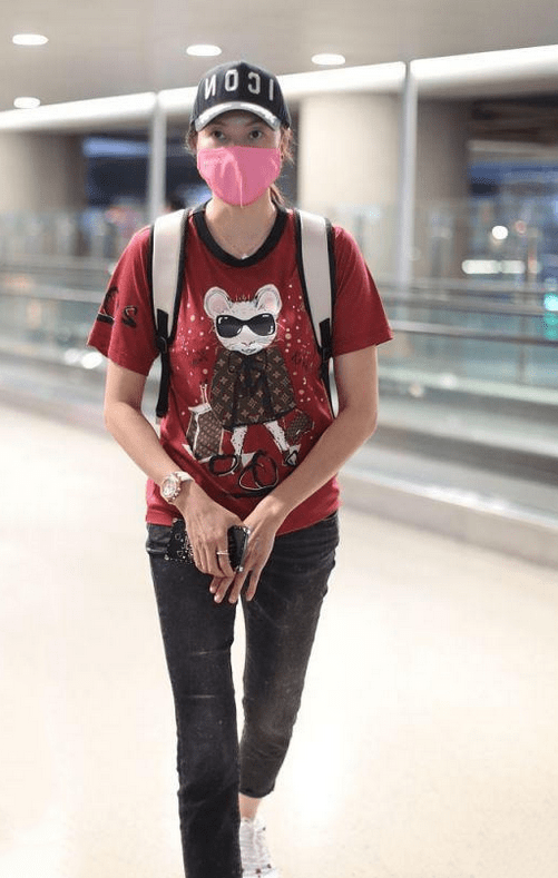 感觉|谢杏芳与林丹合体亮相，穿花T恤配牛仔裤，随便穿穿也有超模气场