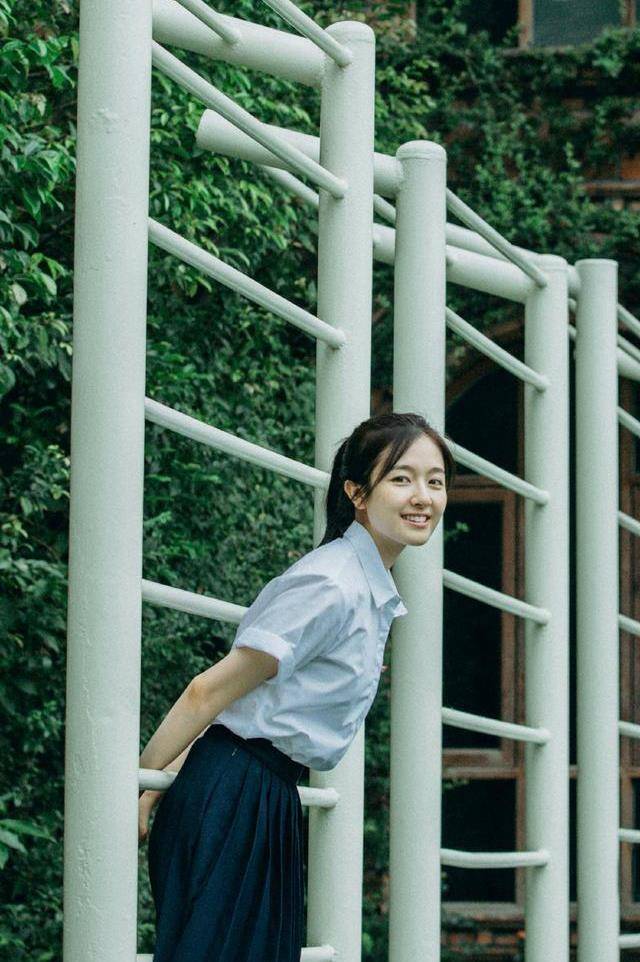 兰迪|李兰迪甜美穿搭来袭，波点上衣配短裤复古又元气，太好看了