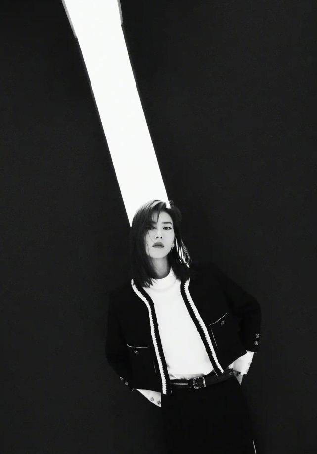 白边|刘雯参加香奈儿活动,黑色小香风套装镶白边,高级感十足