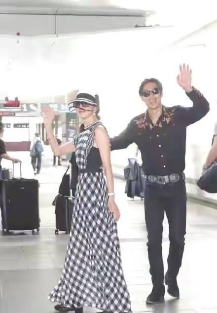 感觉|林志玲晒照认不出，浓妆下都难掩沧桑，脖子皱纹干瘪素颜就更老！