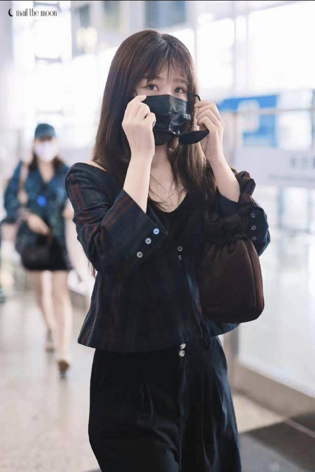 自拍|虞书欣机场私服，复古七分袖配格纹衬衫，颈部线条优越