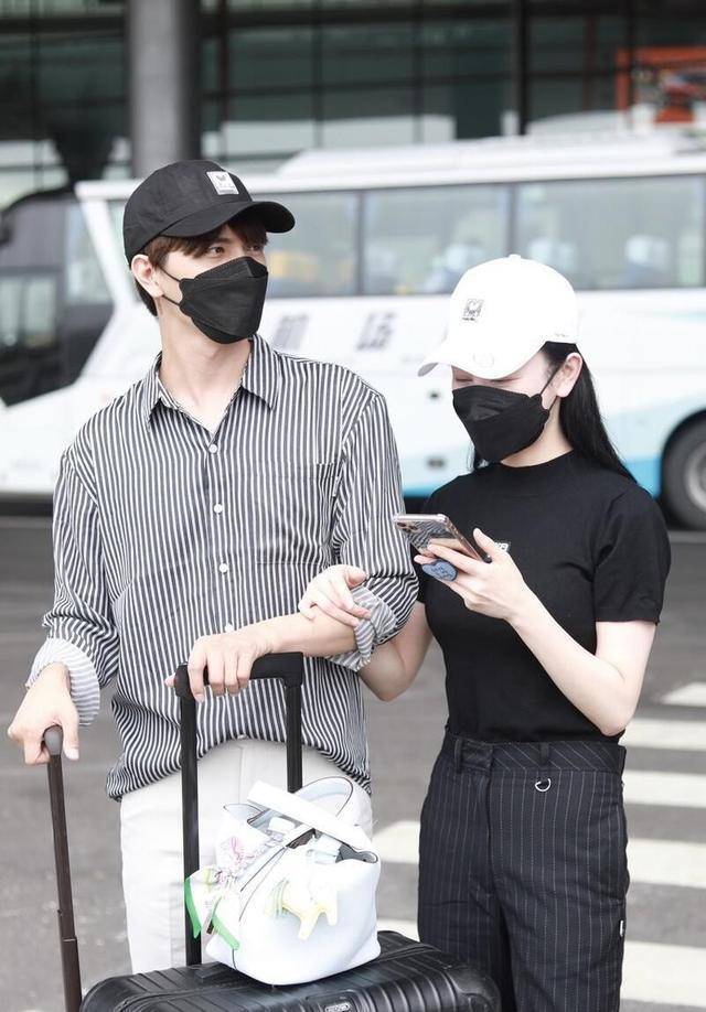 黑色|张檬的牛奶肌太白了,穿一身黑色修身款,身材真的很惹眼