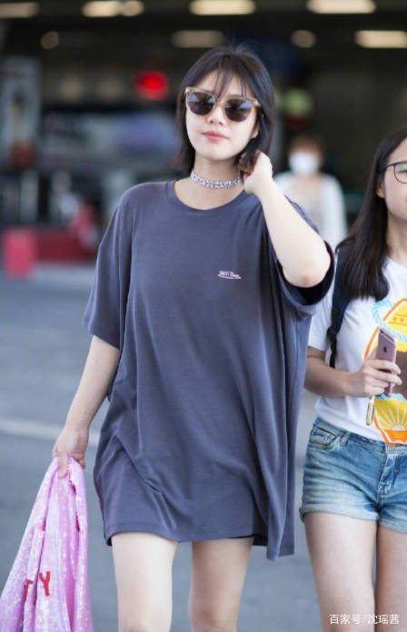 马思纯|马思纯为了“秀腿”真够拼，日常穿搭就穿一件T恤，烘托出大长腿