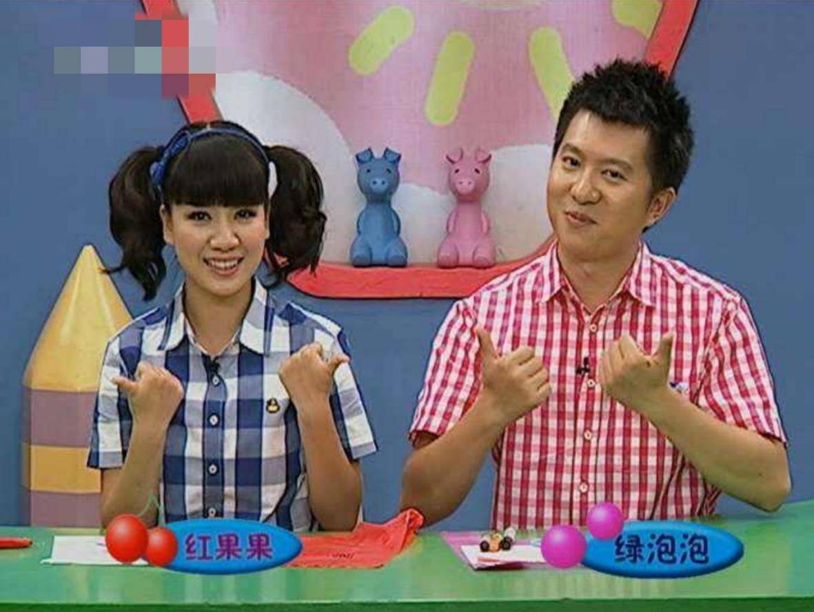 原创央视主持红果果将临盆!捧9月孕肚显母爱,绿泡泡搂爱妻满脸笑意