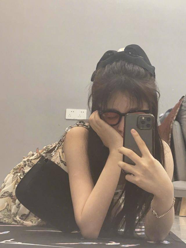 自拍|虞书欣机场私服，复古七分袖配格纹衬衫，颈部线条优越